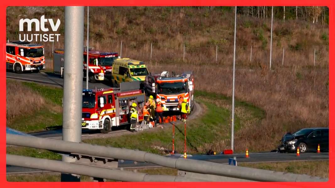 Na obchvatu Lahti došlo ke karambolu asi 70 vozidel – reportáž přímo z místa nehody